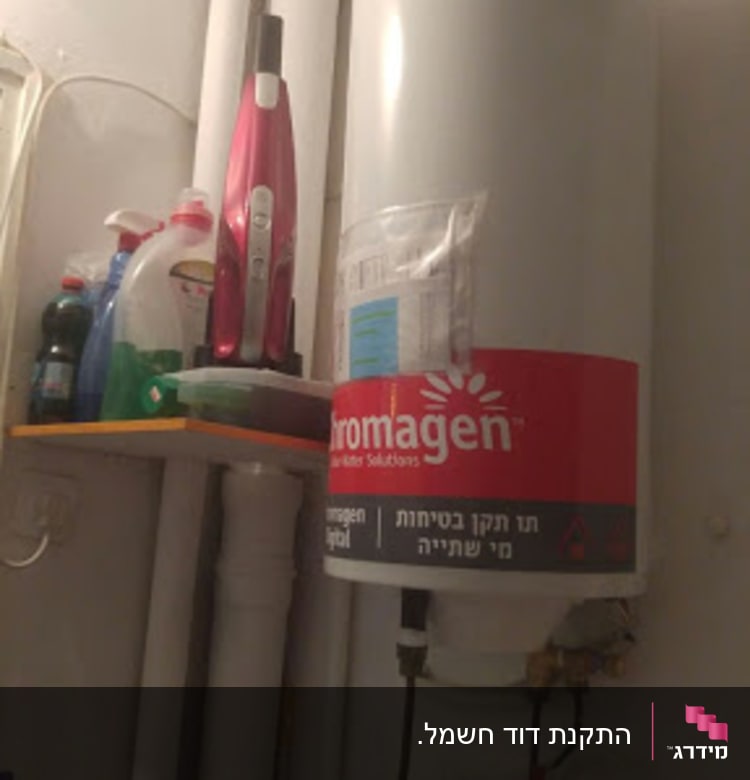 דוד שמש מותקן על קיר עם צינורות וחיבורים